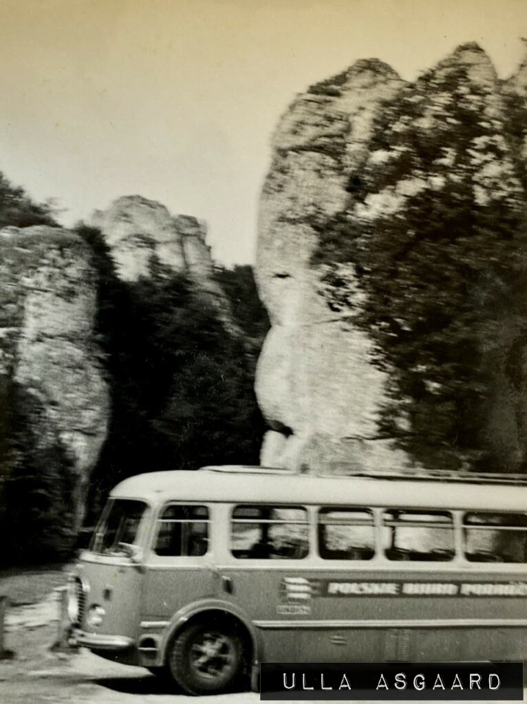En af de lokale rutebiler passerer - Polen 1964