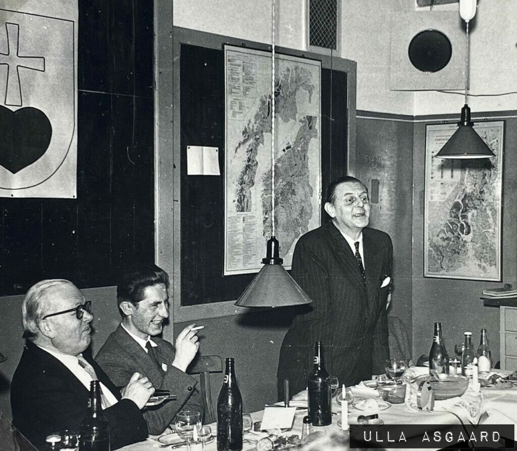 Noe holder aftenens festtale, emnet var "Om noget andet" - STENO 10 aars jubileum's fest 19. februar 1958