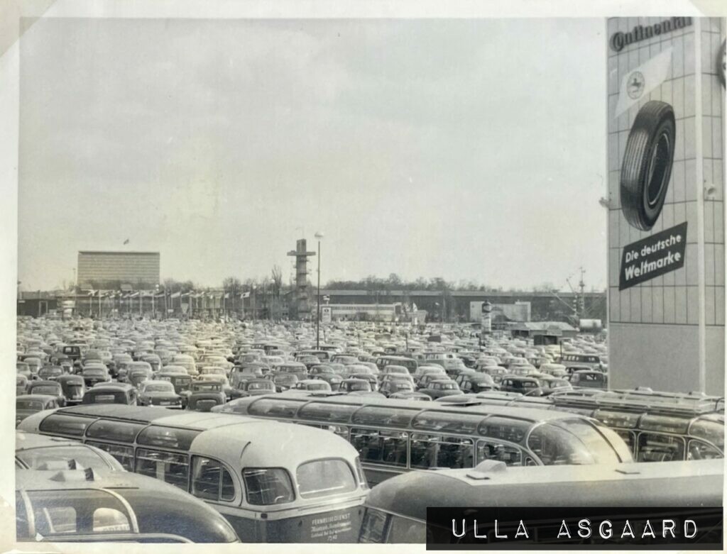 Parkeringsområdet foran Deutsche Industrie-Messe 1958 i Hannover. Trappetårnet står ved indgang Nord - Nord-Vest-Tyskland Maj 1958
