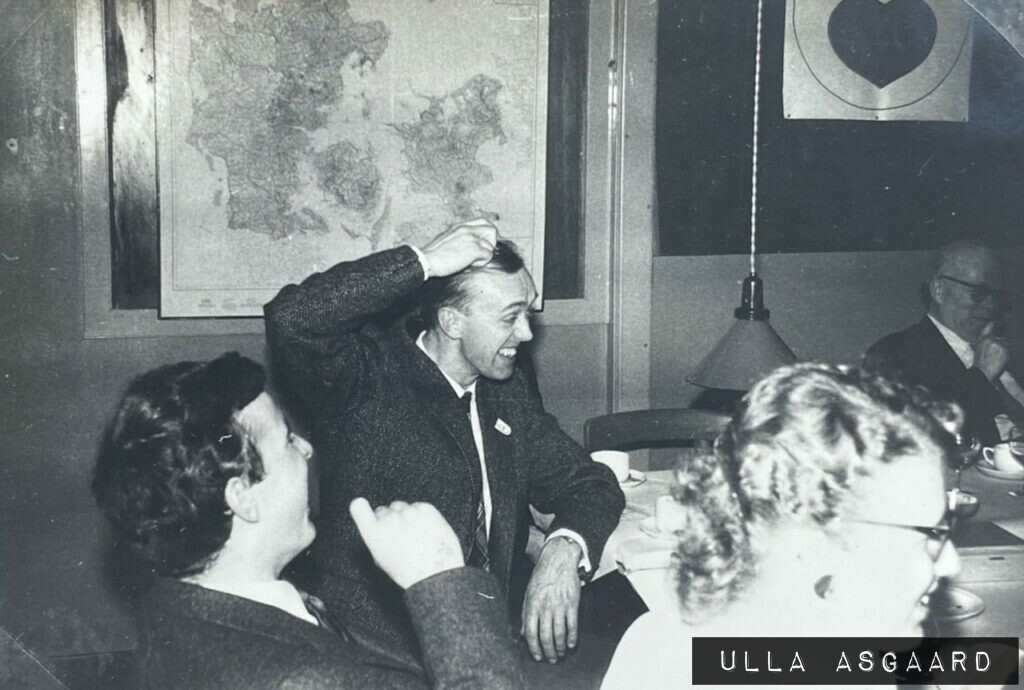 Ellitsgaard viste sin lysbilledehistorie "Eventyret om ABE" - Steno 10 aars jubileum's fest 19. februar 1958